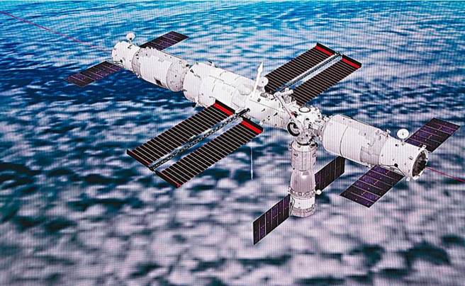 中国太空站今年计画首次以6个航天器组合体飞行。图为天舟二号货运飞船与天和核心舱重新对接并完成锁紧。（中新社）