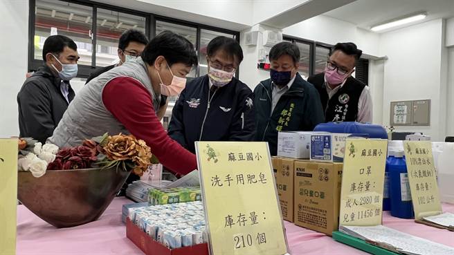台南市长黄伟哲（左一）今天前往麻豆国小视察校园防疫整备。（张毓翎摄）