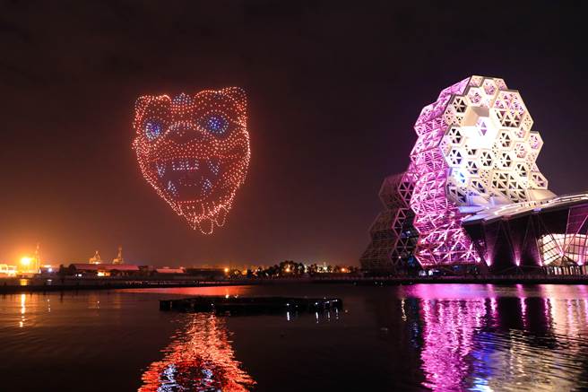 虎爷威武吼啸，夜空中为台湾除疫镇煞！（高巿府文化局提供）