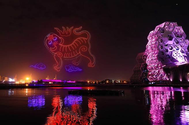 源自台湾国宝「蓝地黄虎旗」的黄虎现身空中勇敢前行。（高巿府文化局提供）