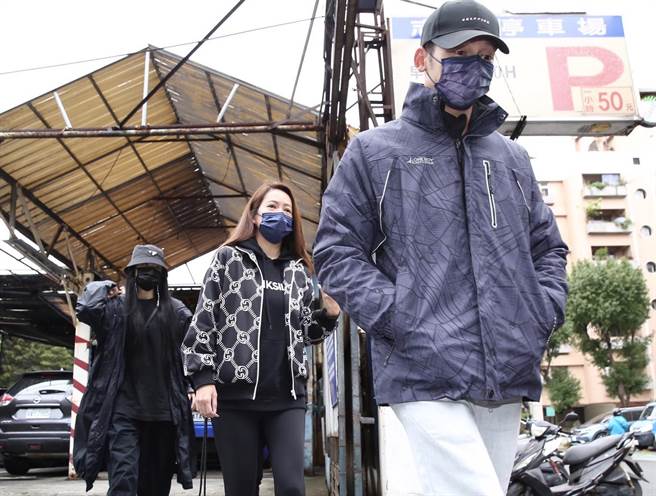 温升豪、高宇蓁、Darren赴明金成灵堂吊唁。（陈俊吉摄）