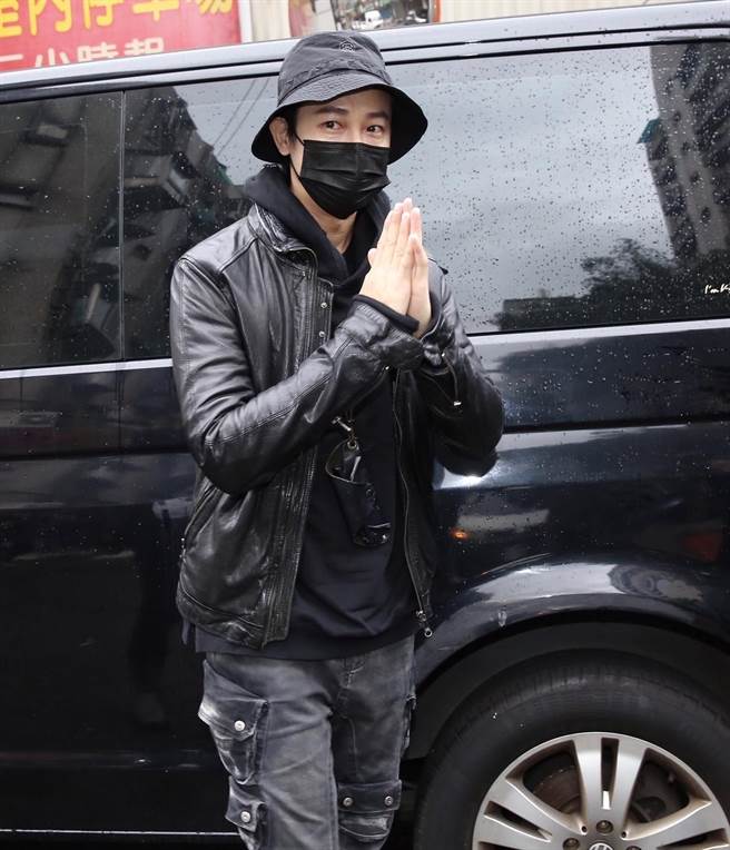 Darren眼睛红肿。（陈俊吉摄）