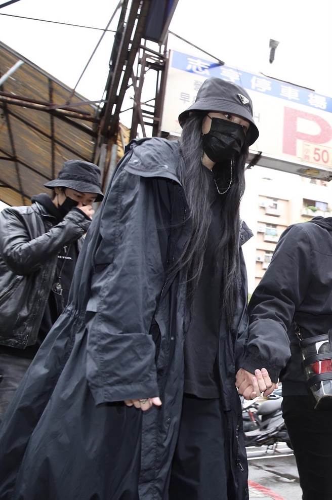 李千那赴明金成灵堂吊唁。（陈俊吉摄）