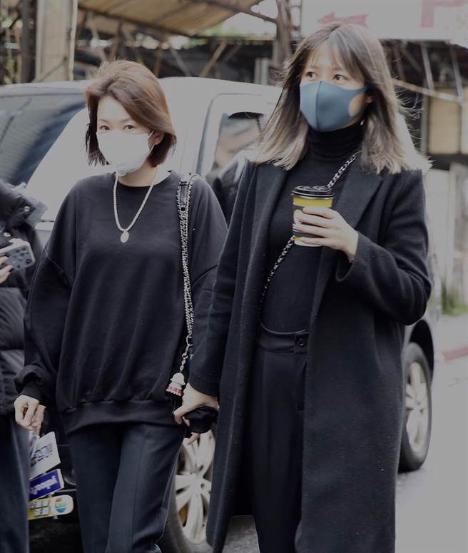 六月与化妆师友人一起赴明金成灵堂。（陈俊吉摄）