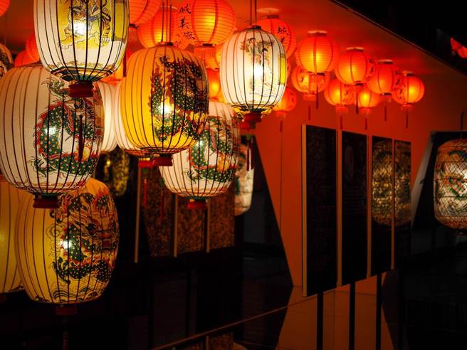 台湾设计展城美馆展出嘉义城隍庙传统竹编灯笼光影设计艺术。（嘉义市政府提供／廖素慧嘉市传真）