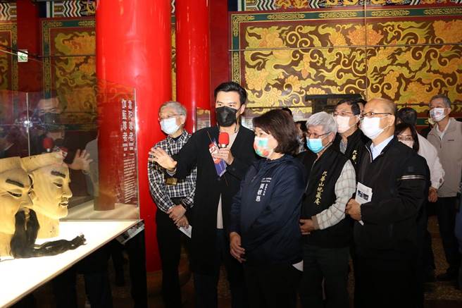 嘉义市长黄敏惠率市府主管参观《城美馆》展览。（廖素慧摄）