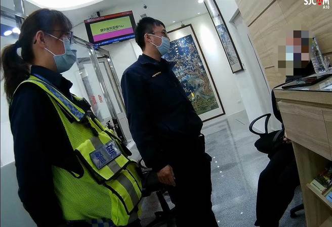 经警方与行员耐心劝说，员警运用案例分析，曾男才打消匯款念头。（警方提供）