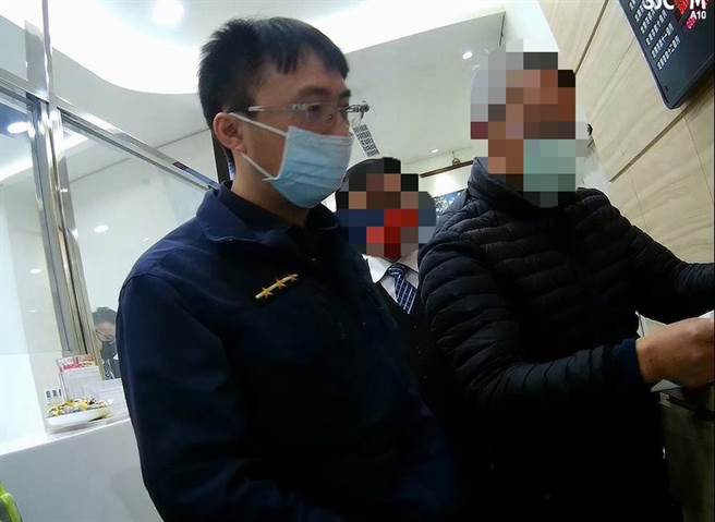 员警检视曾男手机内投资群组对话内容，显然是诈骗集团惯用的诈骗手法。（警方提供）