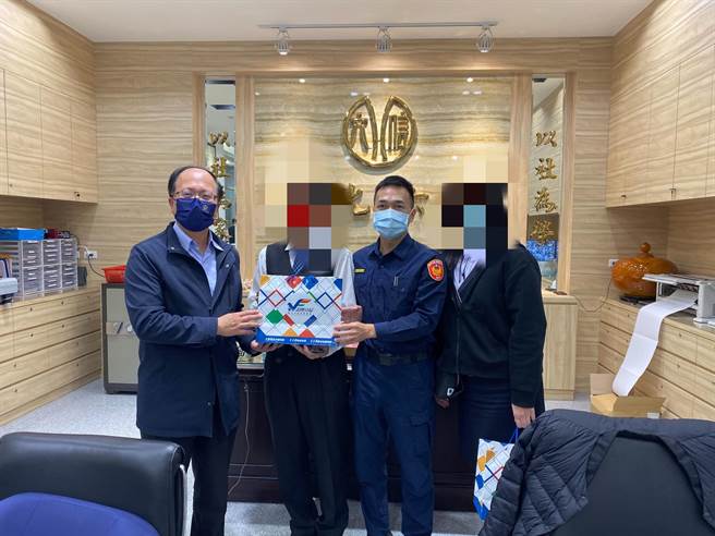 第四分局分局长许明耀(左一)与大墩所长曾一峯(右二)亲自颁发纪念品感谢行员协助阻诈成。（警方提供）