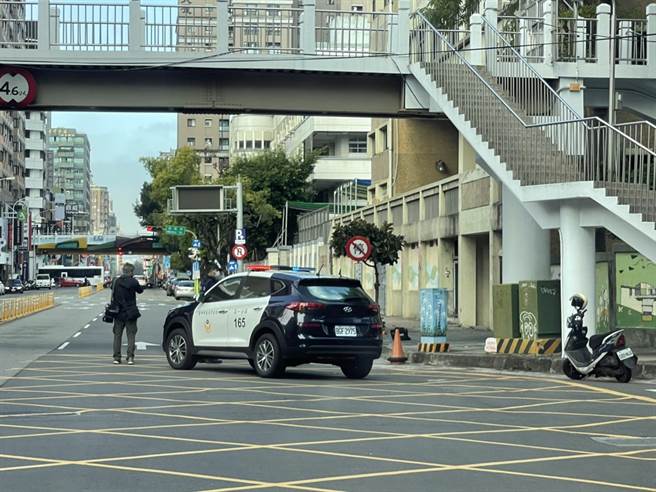 男子坠落台中市公益路天桥惨死，民眾目睹吓呆。(翻摄自记者爆料网)