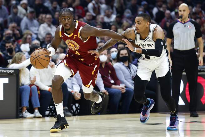 利佛特(左)今天完成加盟骑士的首秀。(美联社)