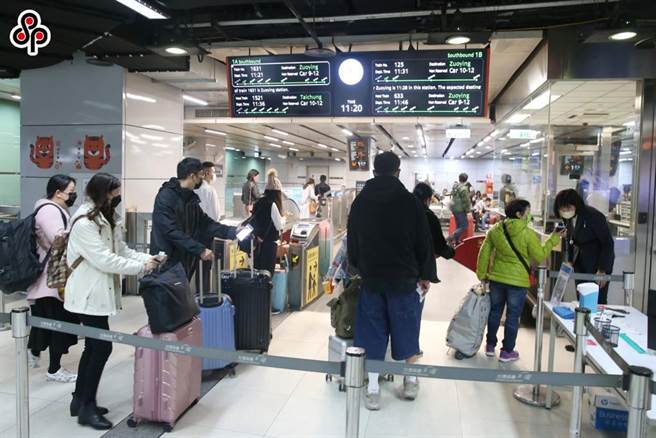 高铁考量旅运需求，宣布于228连假再加开6班列车。（本报资料照）