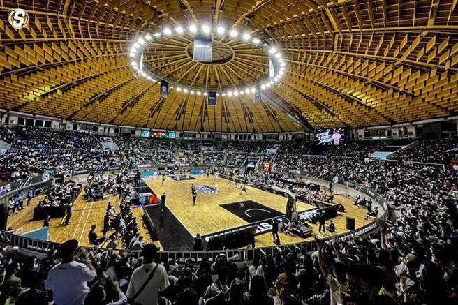 （推动「运动产业观光化」，雄狮旅游开卖台湾职篮票券，并将运动赛事结合地方观光设计体验游程。图／雄狮旅游提供）
