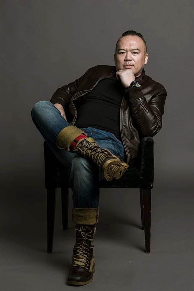 明金成遺孀挑選他覺得帥的照片。（圖/明金成家屬提供）