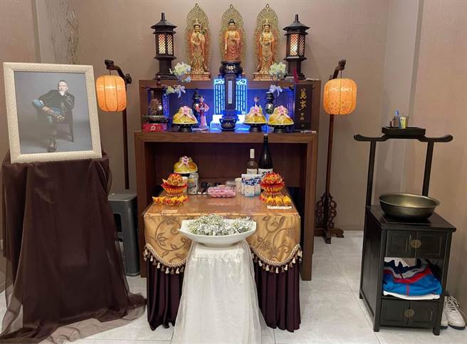明金成靈堂簡單莊重的布置。（圖/明金成家屬提供）