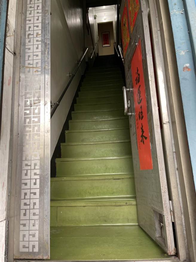 台北市議員耿葳接獲民眾陳情，指家中透天厝都共用一個門牌，但部分樓層有獨立出入口，卻受限中央一人一戶須用「門牌」認定的標準無法入住，打1922也無法修改為「一人一室」。（黃婉婷攝）