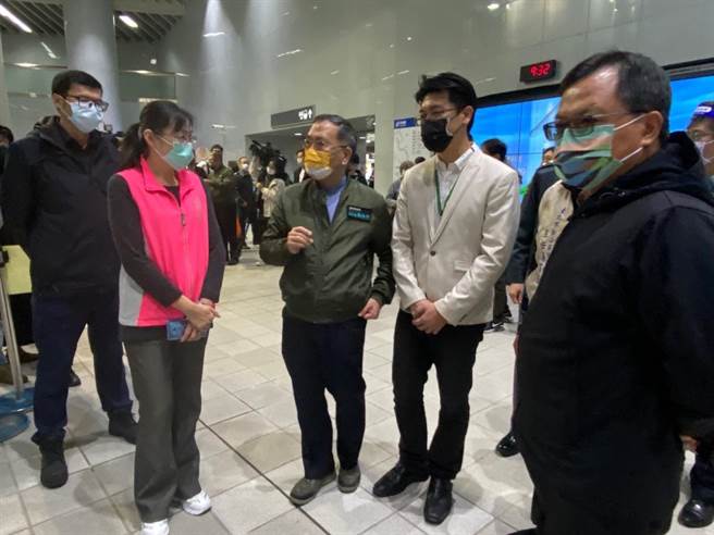 台北市副市長蔡炳坤（左三）10日早上前往松山車站中型接種站視察。（台北市政府提供／張立勳台北傳真）