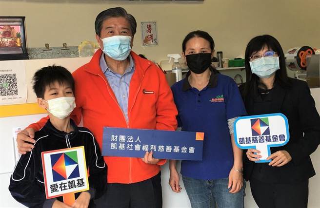 （凯基慈善基金会执行长曾锦隆（左二）致赠寒冬送暖慰问金，祝福新年平安顺利。图／凯基证券提供）
