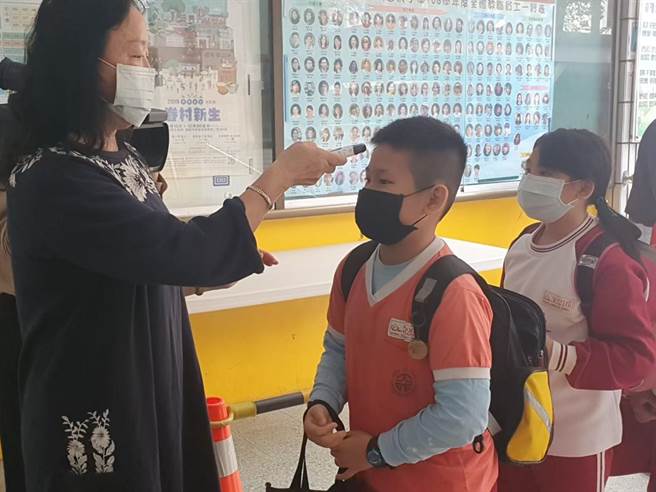 即将开学，桃园市教育局提醒，学生入校前须量测体温、手部消毒、实联制及全程佩戴口罩。（陈梦茹摄）