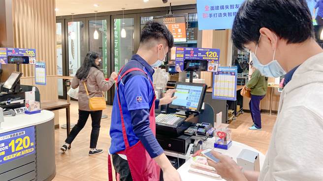 一名女網友表示，結帳時店員總會問找的零錢要不要存進PX Pay，她忍不住說抱怨，不過，網路上不少婆媽卻認為該功能非常方便。（圖／示意圖，中時新聞網資料照）