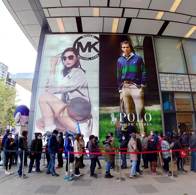 台灣若想「與病毒共存」、全面恢復經濟活動，專家認為條件還未成熟。（黃世麒攝）