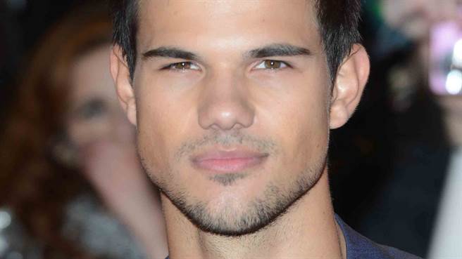 知名好莱坞男星泰勒洛纳（Taylor Lautner）近日晒出侧拍剧照，走钟的身材引起网友热议。（图／达志影像）