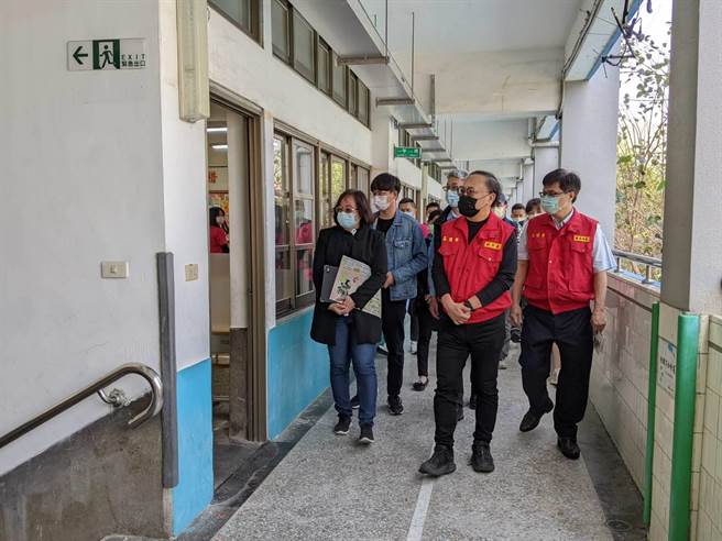高雄巿副巿長史哲10日至九如國小視察防疫整備工作。（曹明正攝）