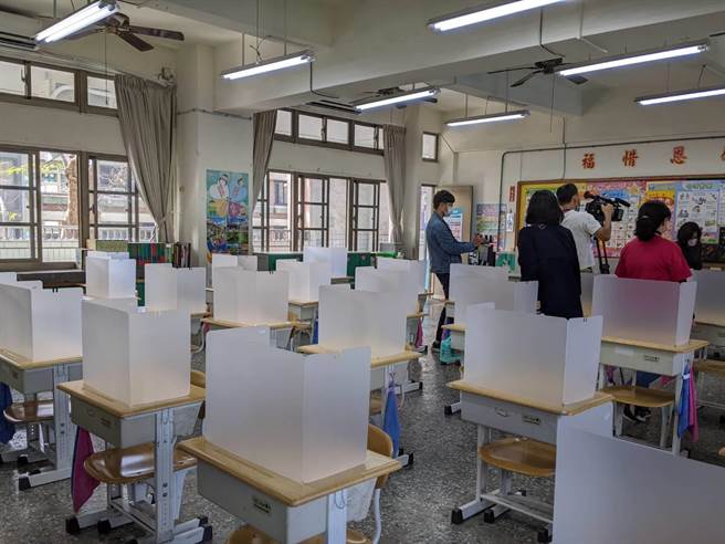 明天開學日，九如國小已備好教室隔板。（曹明正攝）