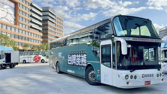 雄獅通運更換裝變身球員專屬巴士。（雄獅提供）