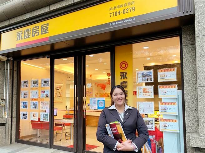 都市更新為民眾改善居住品質，卻也帶來不肖業者和投機客覬覦其中利益。永慶房屋吳雲馨經紀人提供客戶精準的實價登錄資訊，幫助民眾了解自身房屋真實價值，免遭不肖業者誆騙。(圖/永慶房屋提供)