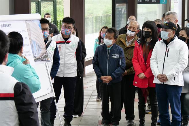 侯友宜10日前往视察林口公车转运站营运状况，他宣布，即日起搭乘新辟的920副、937副、966副及967副4条快速公车路线享降一段票优惠，为期三个月。（戴上容摄）