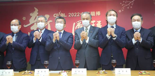 中华职棒会长蔡其昌（左三）率领5球团高层新春团拜。（张铠乙摄）