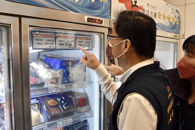 经发局长张峯源10日到建国公有零售市场视察，是否落实进口水产、水果、牛肉及菇类等食品产地标示。（台中市政府提供）