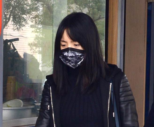 林依晨離開靈堂時低調未受訪。（陳俊吉攝）