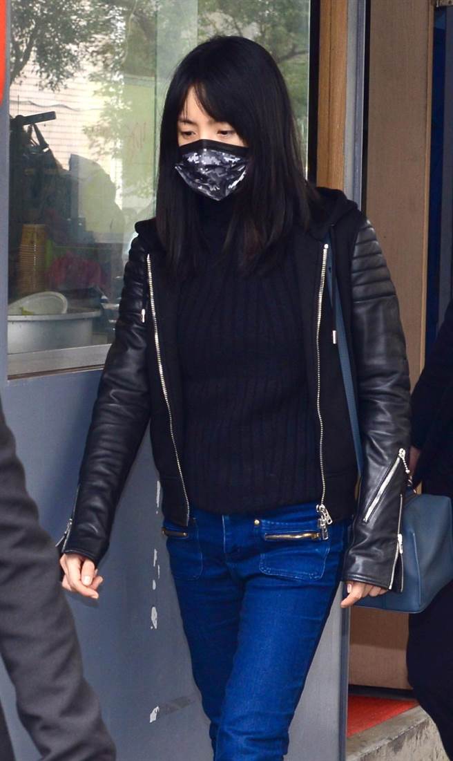 林依晨離開靈堂時低調未受訪。（陳俊吉攝）