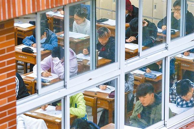 美研究指出，青少年重度忧郁症比率逐年上升。国内专家建议，如在开学时进行忧郁症「校园普筛」，有助于及早发现病灶并提供协助，避免症状恶化。（本报资料照片）