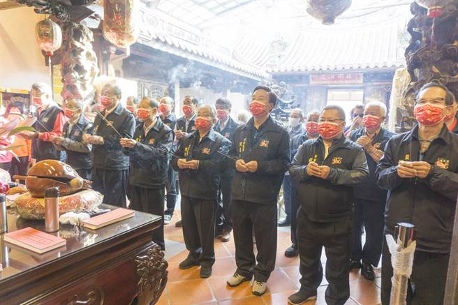 万和宫壬寅虎年植斗法会，董事长萧清杰率领董监事行上香礼。（万和宫提供）