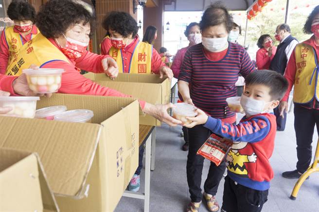  万和宫供应只能外带的平安福圆及夀麵，仍然大受信眾欢迎。（万和宫提供）