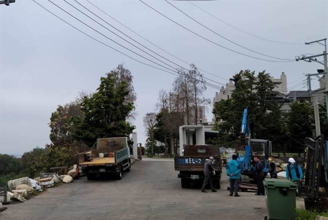 工班进驻顏家曾持有的沙鹿豪宅，上午即将两扇大铁门拆除。（王文吉摄）