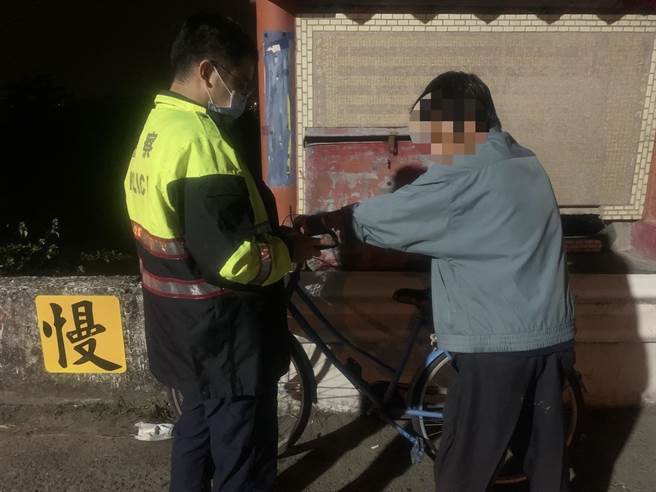 楊姓通緝犯每晚向神佛上香，祈求不要被逮捕，未料剛上完香就遭到眼尖員警一眼認出，當場將他逮捕歸案。（警方提供／林雅惠高雄傳真）