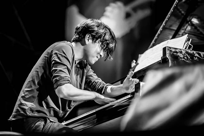 旅欧音乐家方斯由现旅居荷兰鹿特丹，疫情间多次歷经封城，他表示，封城曾令他心慌，但却也更抓回人生的主轴，就是不断地精进自己和创作。（方斯由提供）