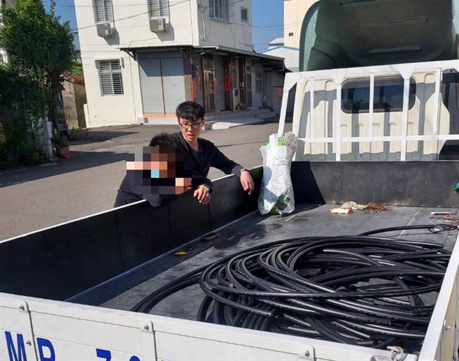 民雄分局员警顺利在窃贼住处查获赃物价值18万元电缆线及犯案小货车。（翻摄照片／张亦惠嘉县传真）