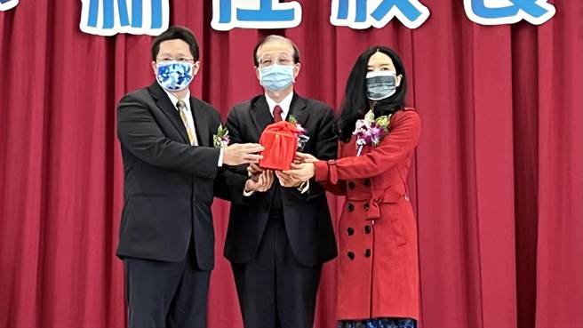 台湾首府大学10日举办卸、新任校长交接典礼，卸任校长戴文雄（左一）把印信交给新任校长张淑中（右一）。（张毓翎摄）