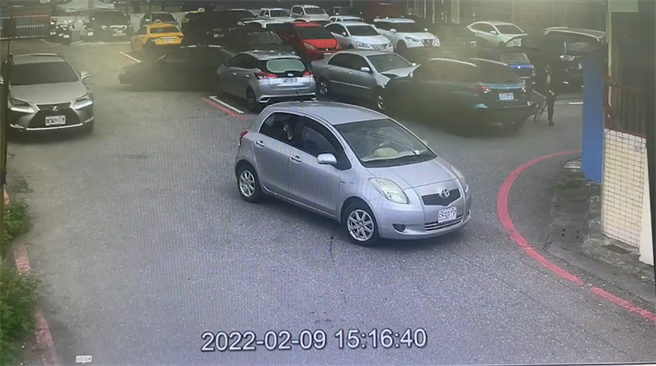 72岁张妇昨下午开车路过花莲市明廉国小后方的停车场，转弯时，疑误踩油门车辆失控暴衝，一连撞上停在场内多部轿车，甚至还将他人的车直接撞入民宅，屋内的车也惨遭毁损，所幸当时骑脚踏车路过的老翁赶紧煞车，幸未酿成伤亡。（民眾提供／罗亦晽花莲传真）