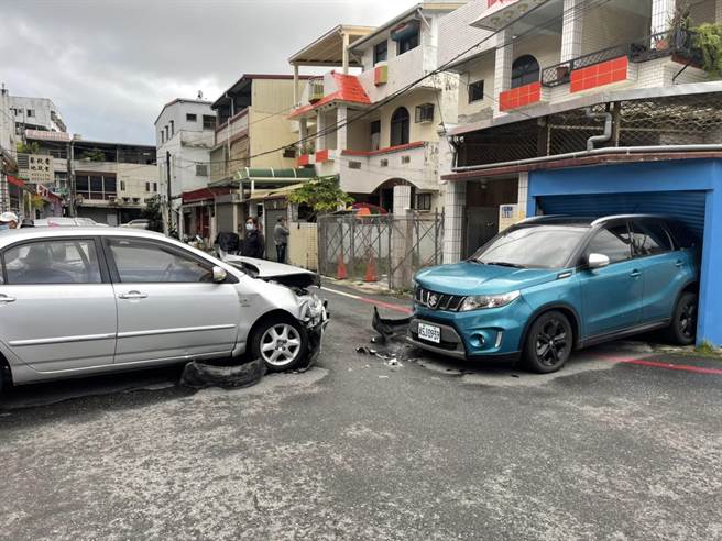 72岁张妇昨下午开车路过花莲市明廉国小后方的停车场，转弯时，疑误踩油门车辆失控暴衝，一连撞上停在场内多部轿车，甚至还将他人的车直接撞入民宅，屋内的车也惨遭毁损，所幸当时骑脚踏车路过的老翁赶紧煞车，幸未酿成伤亡。（县议员魏嘉彦提供／罗亦晽花莲传真）