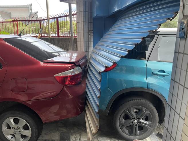 72岁张妇昨下午开车路过花莲市明廉国小后方的停车场，转弯时，疑误踩油门车辆失控暴衝，一连撞上停在场内多部轿车，甚至还将他人的车直接撞入民宅，屋内的车也惨遭毁损，所幸当时骑脚踏车路过的老翁赶紧煞车，幸未酿成伤亡。（县议员魏嘉彦提供／罗亦晽花莲传真）