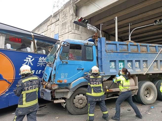 砂石车撞上游览车，车头挤压变形，驾驶一度受困车内。（民眾提供／王文吉台中传真）