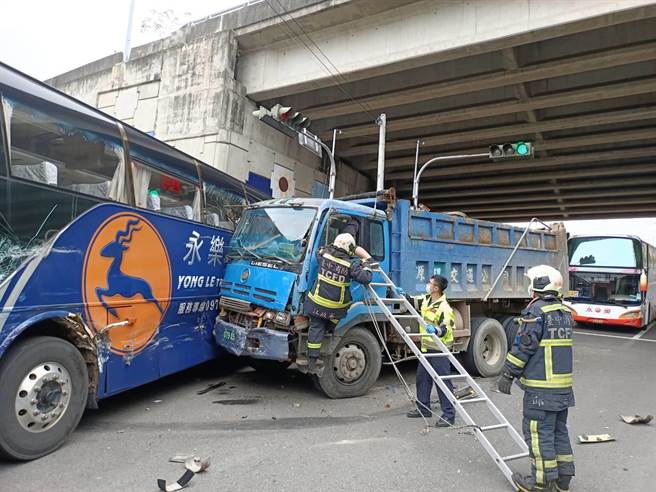 消防队员破砂石车车窗，并架梯将受困驾驶救出。（民眾提供／王文吉台中传真）