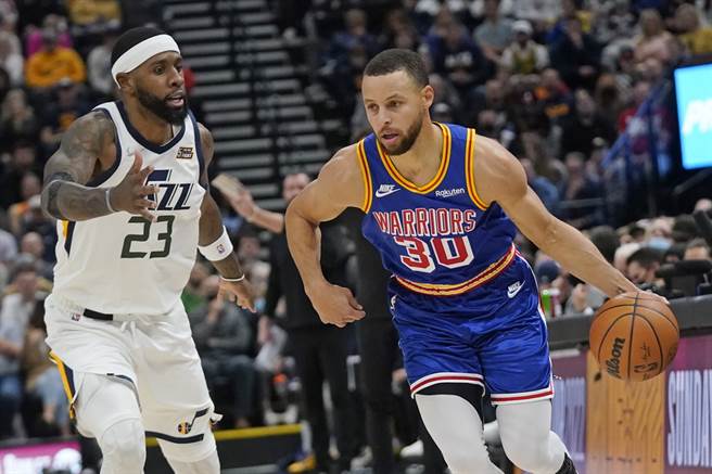 柯瑞(右)运球尝试突破欧奈尔的防守。(美联社)