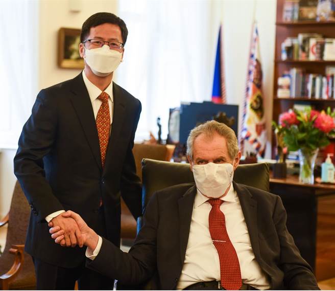 中国驻捷克大使张建敏9日辞行拜会捷克总统泽曼。（中国驻捷克大使馆官网）